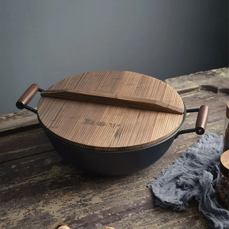 Wok en fonte avec couvercle et hanse en bois - TIKERA En bois La maison du wok